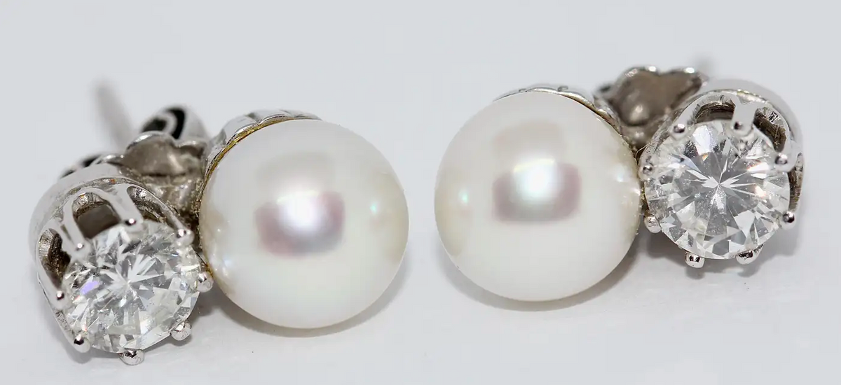 Elegante Damen Ohrstecker aus Weißgold mit Diamanten und Perlen