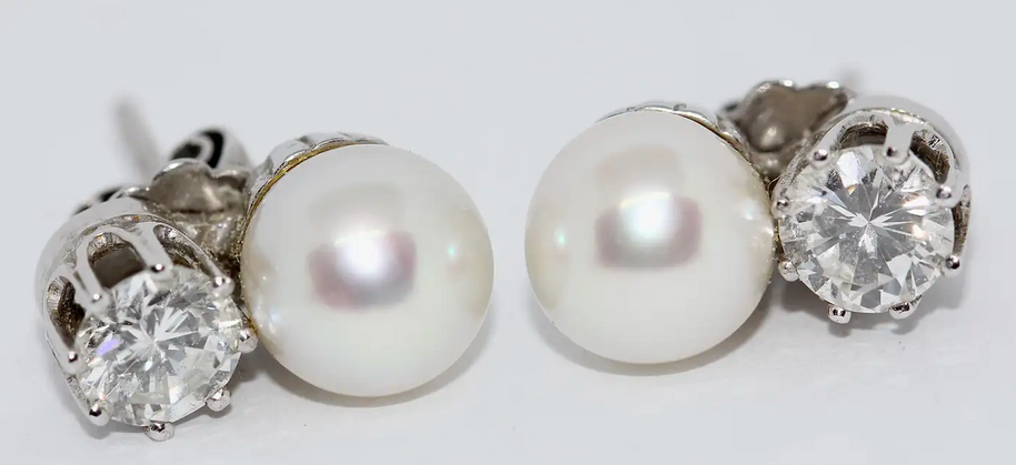 Elegante Damen Ohrstecker aus Weißgold mit Diamanten und Perlen