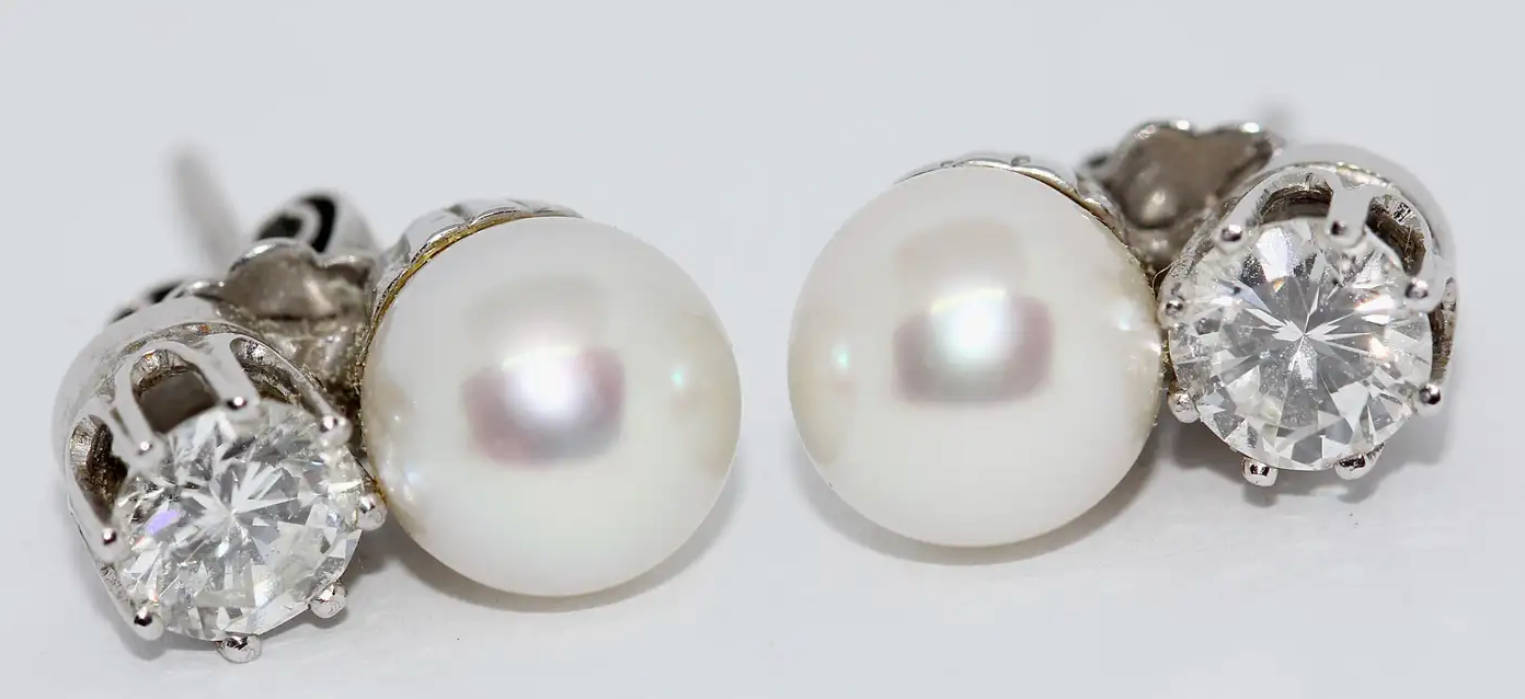 Elegante Damen Ohrstecker aus Weißgold mit Diamanten und Perlen