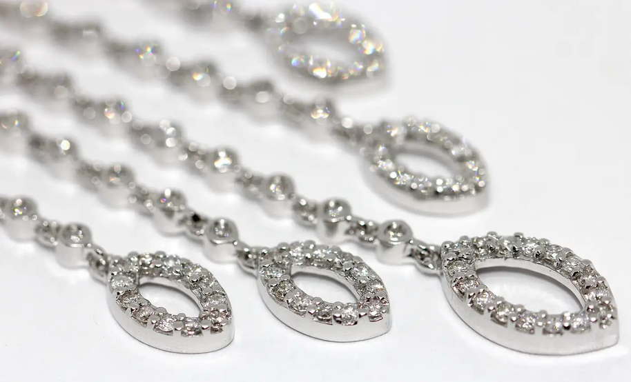 Elegante Diamant-Ohrringe in 18 Karat Weißgold