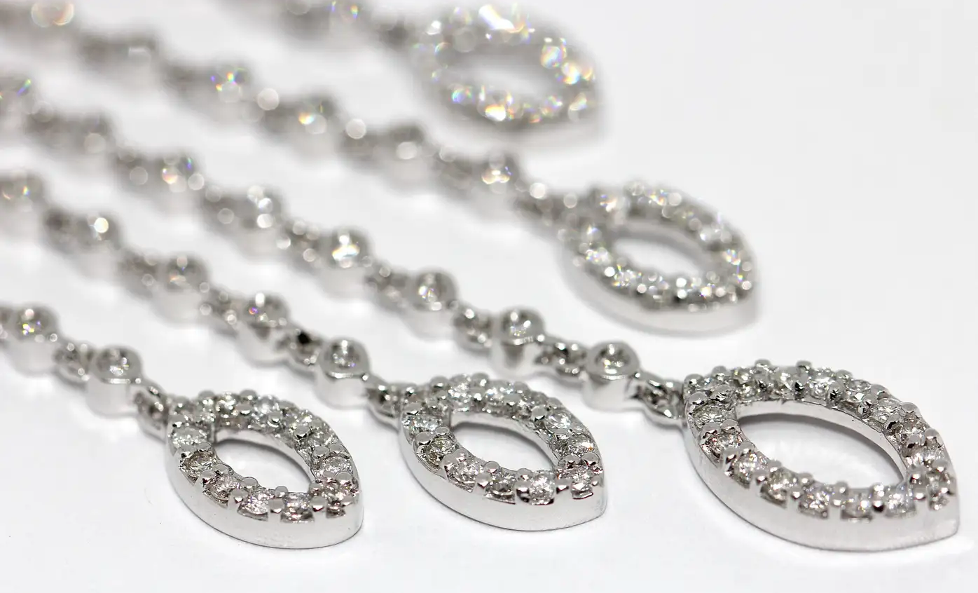 Elegante Diamant-Ohrringe in 18 Karat Weißgold