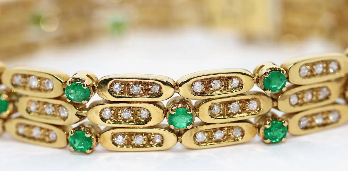 Damen Armband aus 18 Karat Gelbgold mit Diamanten und Smaragden