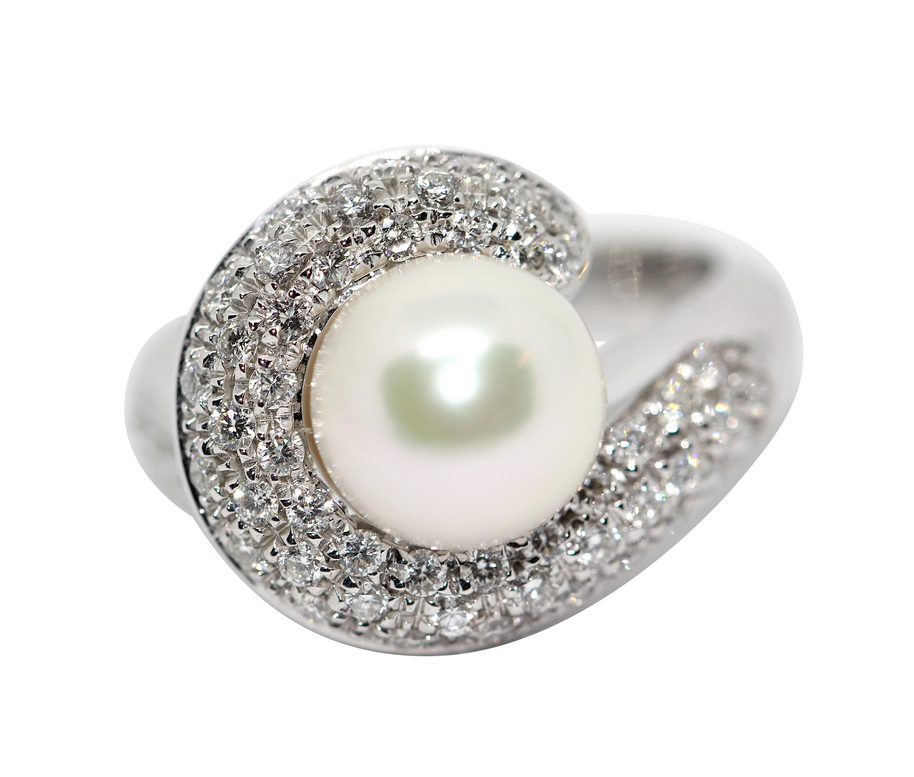 Carl F. Bucherer Ring aus 18 Karat Weißgold mit Diamanten und Akoya-Perle
