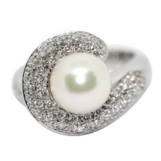 Carl F. Bucherer Ring aus 18 Karat Weißgold mit Diamanten und Akoya-Perle
