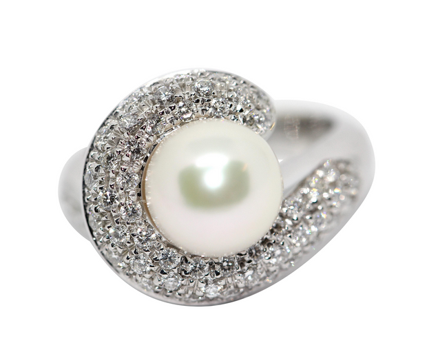 Carl F. Bucherer Ring aus 18 Karat Weißgold mit Diamanten und Akoya-Perle