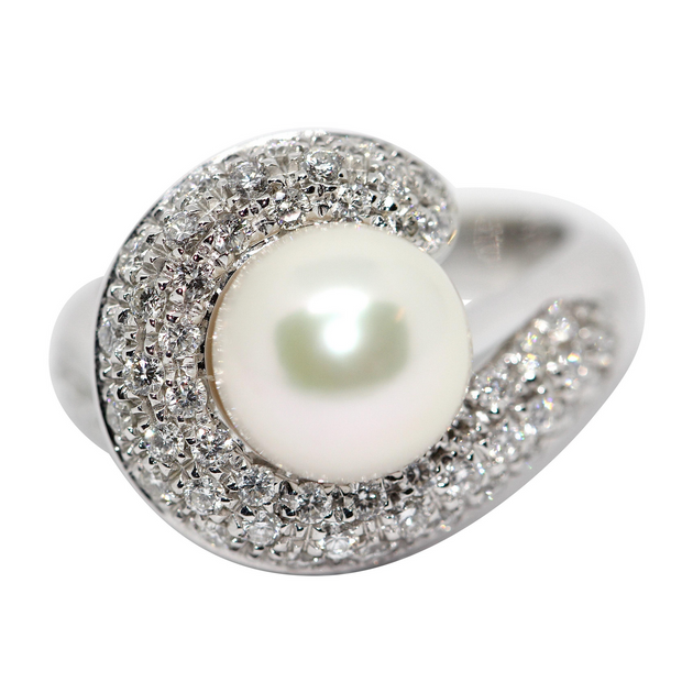 Carl F. Bucherer Ring aus 18 Karat Weißgold mit Diamanten und Akoya-Perle