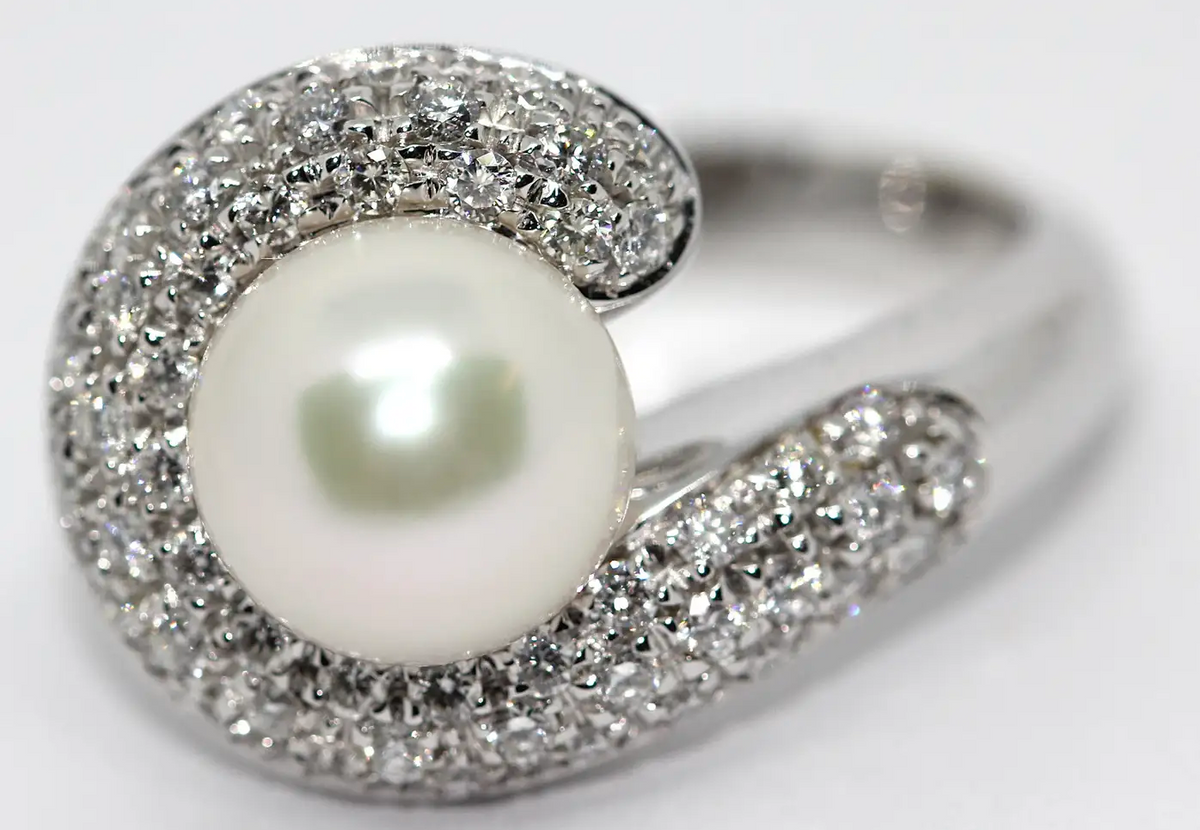 Carl F. Bucherer Ring aus 18 Karat Weißgold mit Diamanten und Akoya-Perle