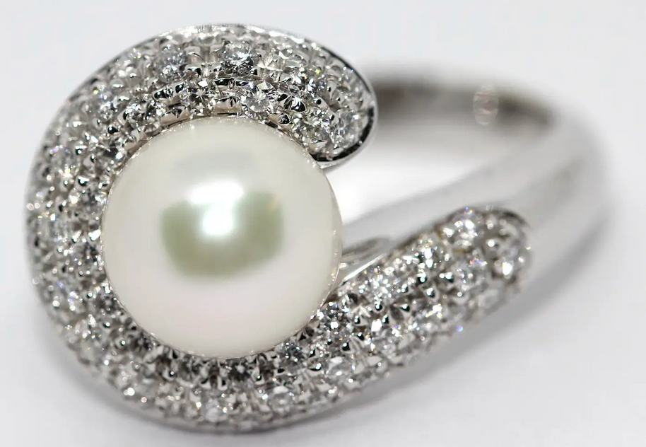 Carl F. Bucherer Ring aus 18 Karat Weißgold mit Diamanten und Akoya-Perle