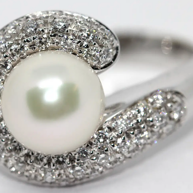 Carl F. Bucherer Ring aus 18 Karat Weißgold mit Diamanten und Akoya-Perle