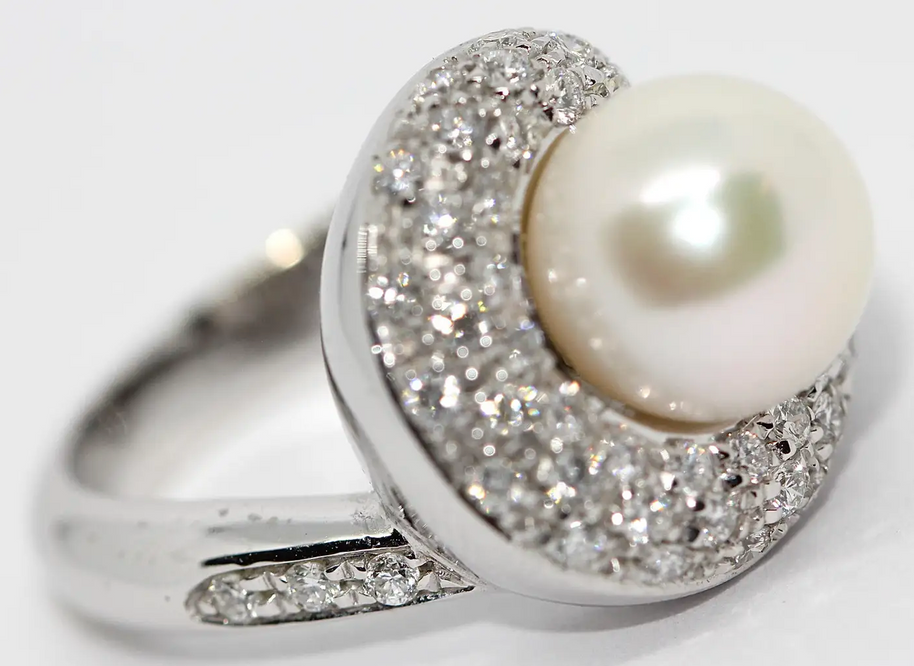Carl F. Bucherer Ring aus 18 Karat Weißgold mit Diamanten und Akoya-Perle