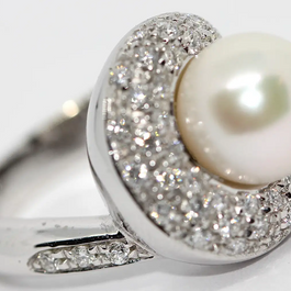 Carl F. Bucherer Ring aus 18 Karat Weißgold mit Diamanten und Akoya-Perle