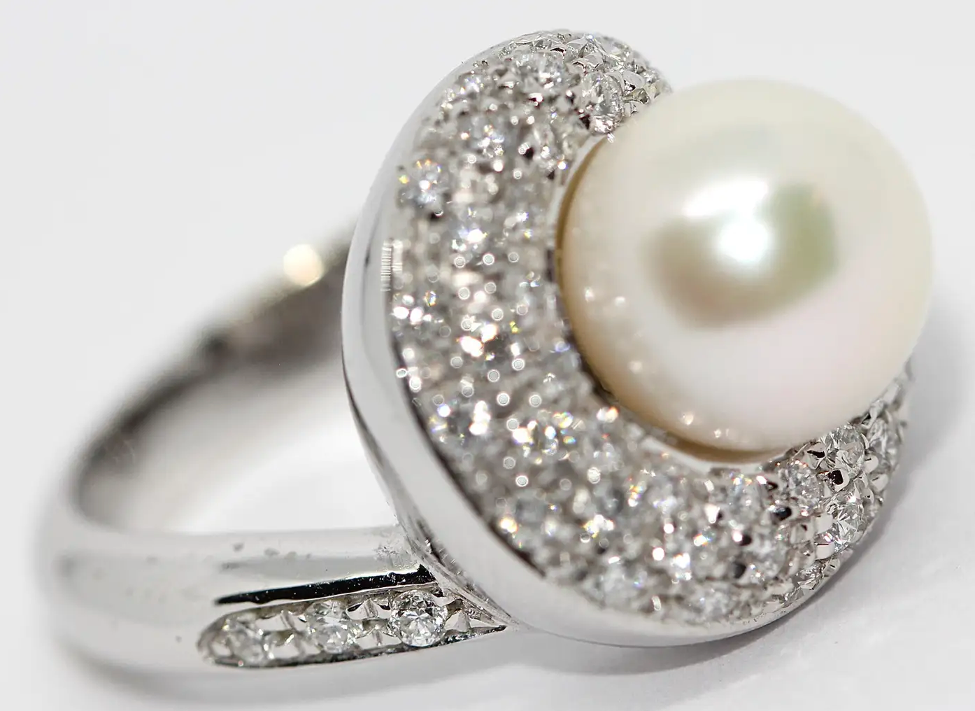 Carl F. Bucherer Ring aus 18 Karat Weißgold mit Diamanten und Akoya-Perle