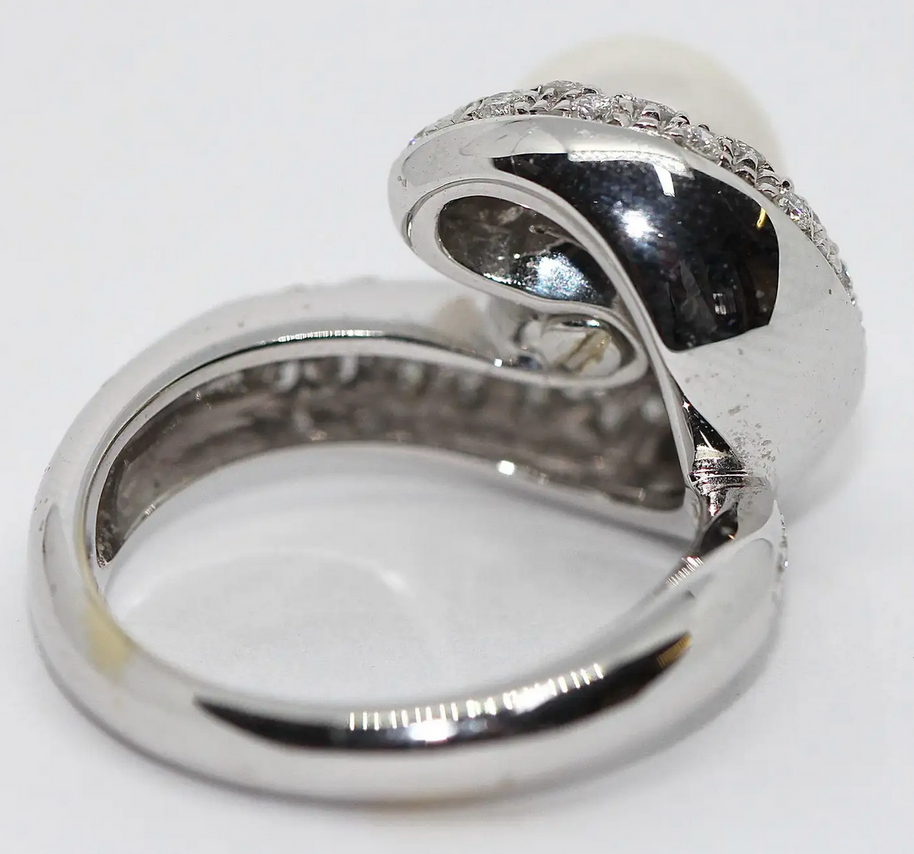 Carl F. Bucherer Ring aus 18 Karat Weißgold mit Diamanten und Akoya-Perle