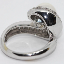 Carl F. Bucherer Ring aus 18 Karat Weißgold mit Diamanten und Akoya-Perle