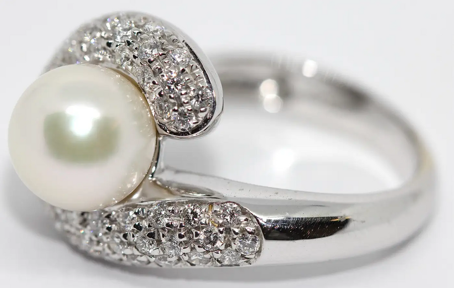 Carl F. Bucherer Ring aus 18 Karat Weißgold mit Diamanten und Akoya-Perle