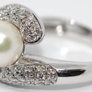 Carl F. Bucherer Ring aus 18 Karat Weißgold mit Diamanten und Akoya-Perle