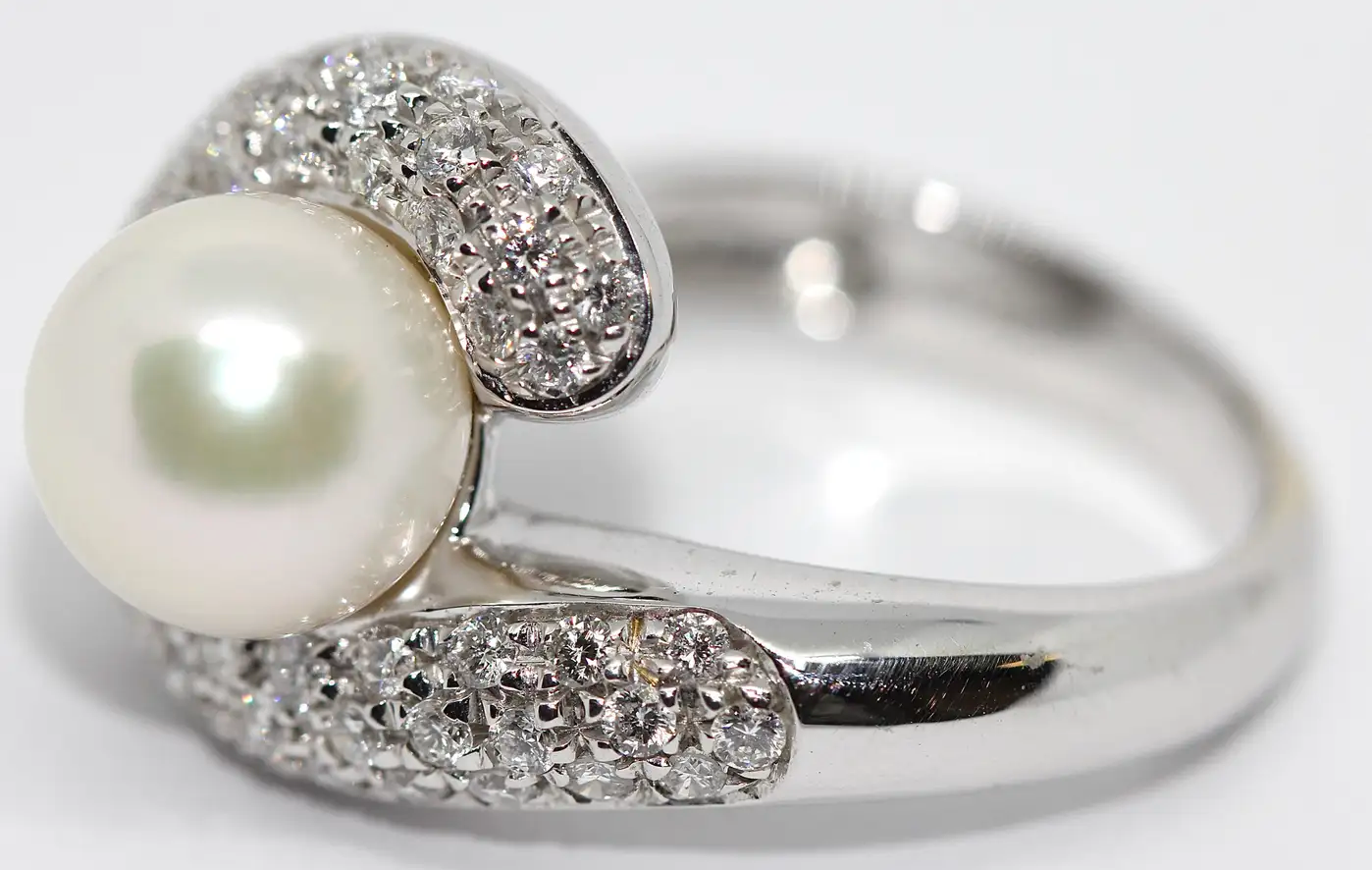 Carl F. Bucherer Ring aus 18 Karat Weißgold mit Diamanten und Akoya-Perle