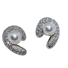 Carl F. Bucherer Ohrclips aus 18 Karat Weißgold mit Diamanten und Akoya-Perlen