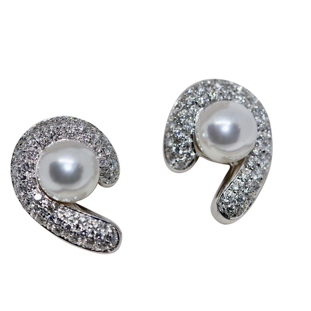 Carl F. Bucherer Ohrclips aus 18 Karat Weißgold mit Diamanten und Akoya-Perlen