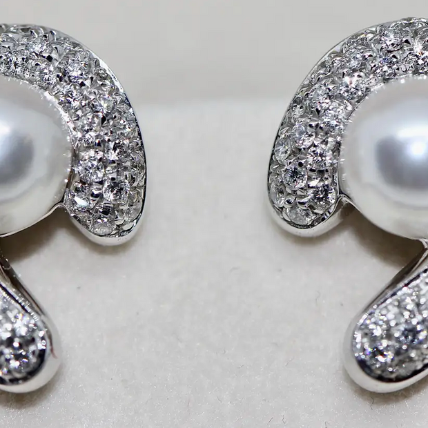 Carl F. Bucherer Ohrclips aus 18 Karat Weißgold mit Diamanten und Akoya-Perlen