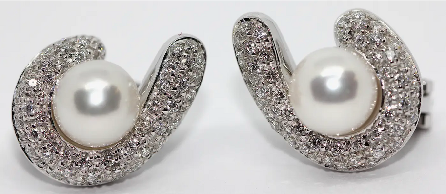 Carl F. Bucherer Ohrclips aus 18 Karat Weißgold mit Diamanten und Akoya-Perlen