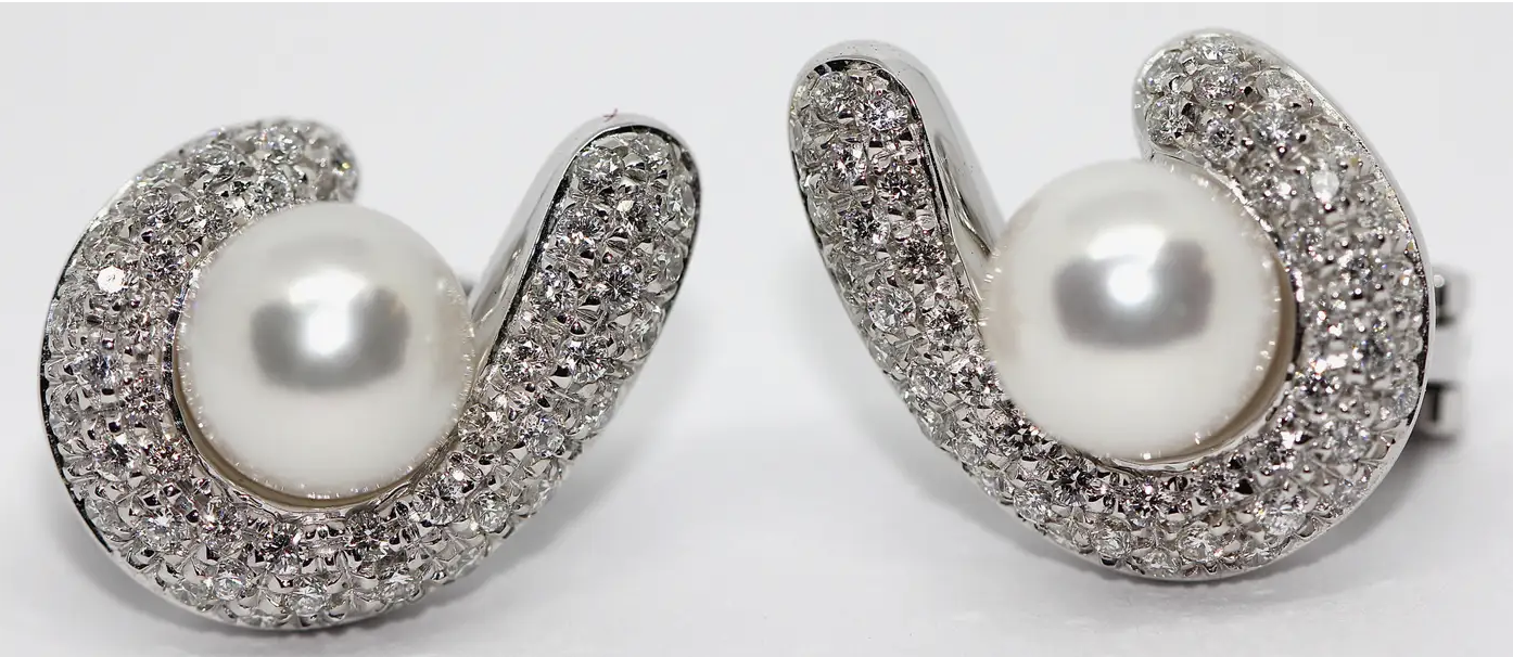 Carl F. Bucherer Ohrclips aus 18 Karat Weißgold mit Diamanten und Akoya-Perlen