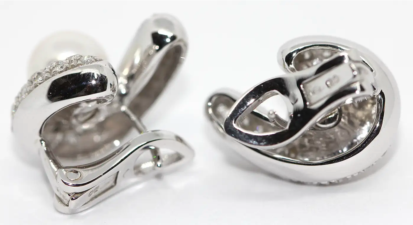 Carl F. Bucherer Ohrclips aus 18 Karat Weißgold mit Diamanten und Akoya-Perlen