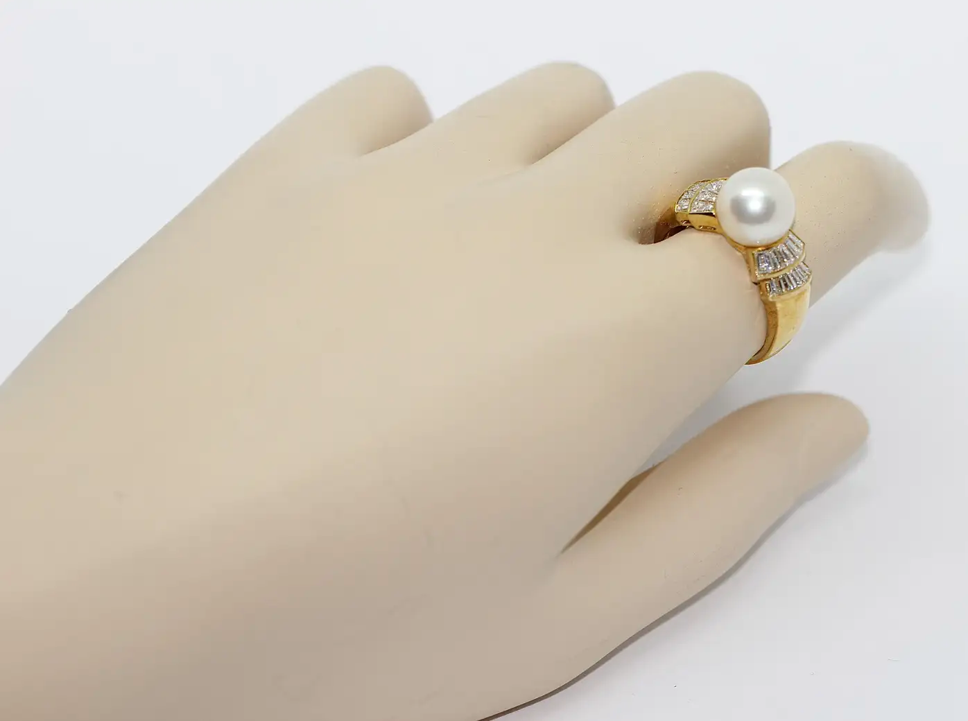 Wempe Ring aus 18 Karat Gelbgold mit Diamanten und Perle