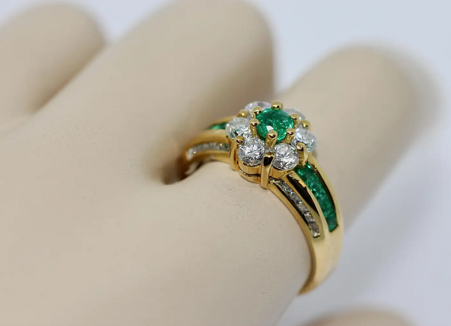Türler Ring aus 18 Karat Gelbgold mit Diamanten und Smaragden