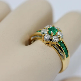 Türler Ring aus 18 Karat Gelbgold mit Diamanten und Smaragden
