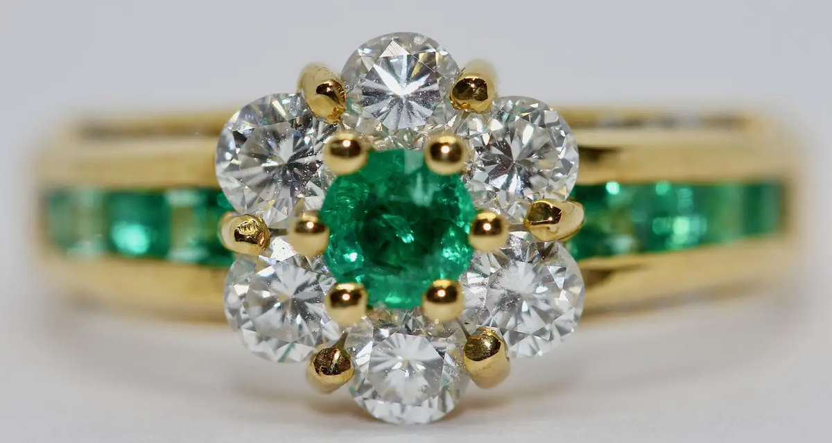 Türler Ring aus 18 Karat Gelbgold mit Diamanten und Smaragden