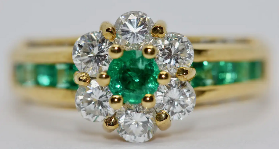 Türler Ring aus 18 Karat Gelbgold mit Diamanten und Smaragden