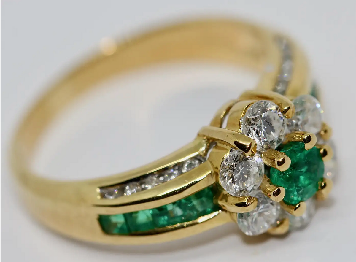 Türler Ring aus 18 Karat Gelbgold mit Diamanten und Smaragden