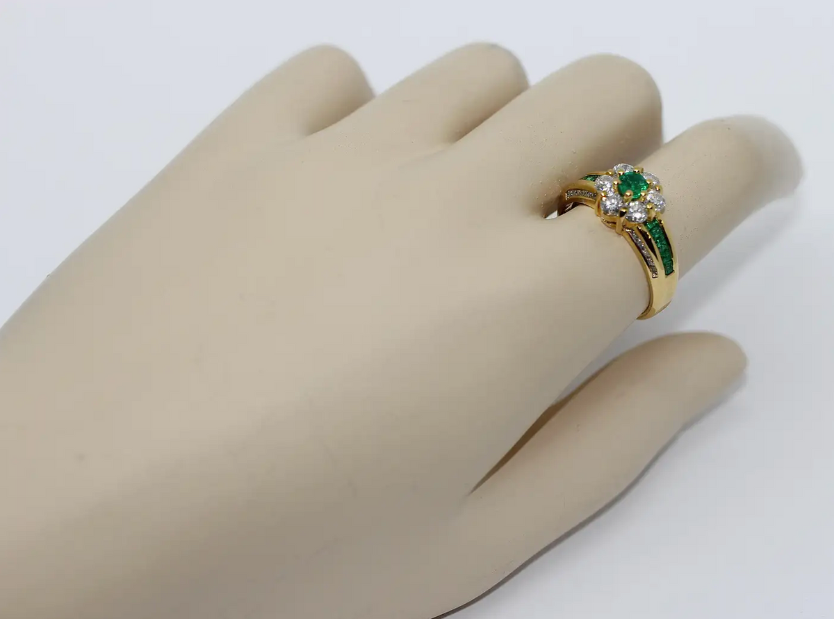 Türler Ring aus 18 Karat Gelbgold mit Diamanten und Smaragden
