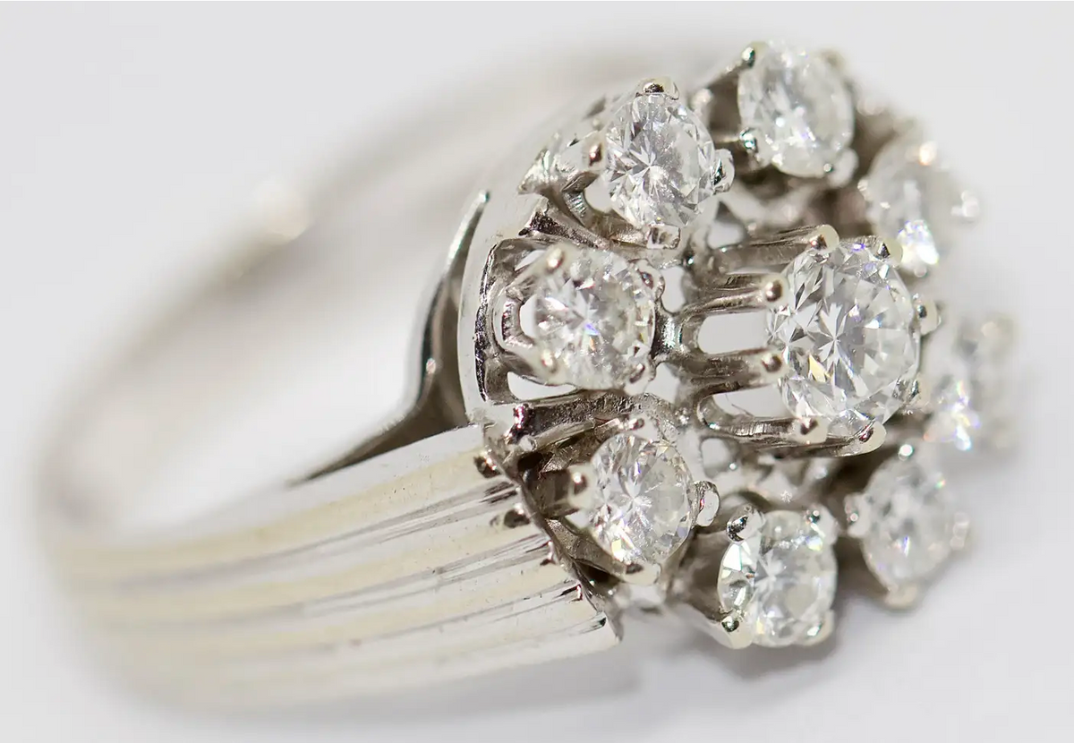 Weißgoldring mit Brillanten im Cluster-Design