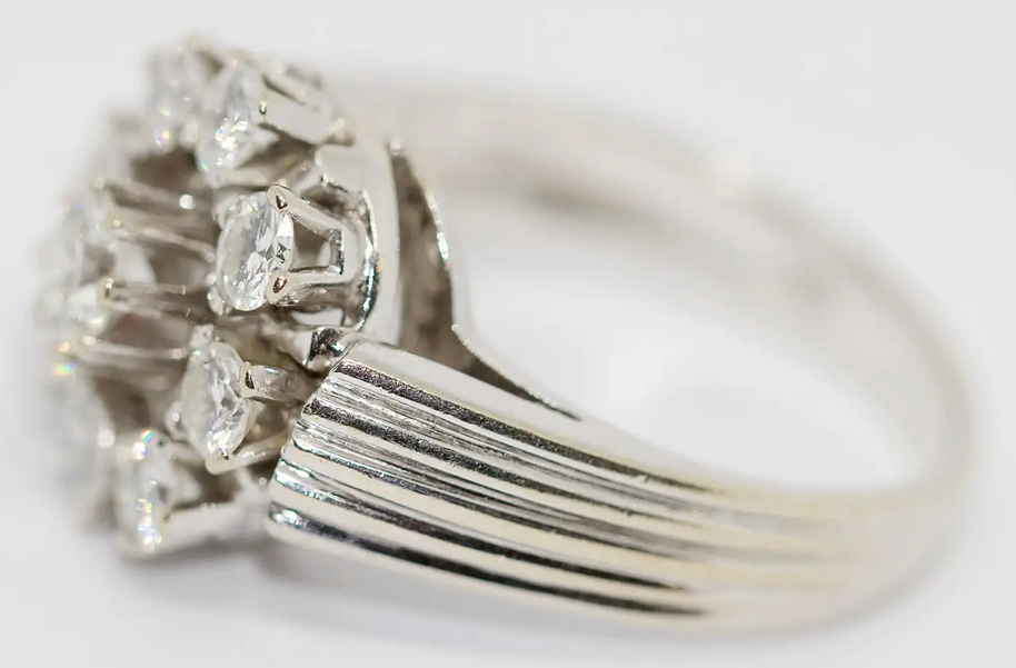 Weißgoldring mit Brillanten im Cluster-Design