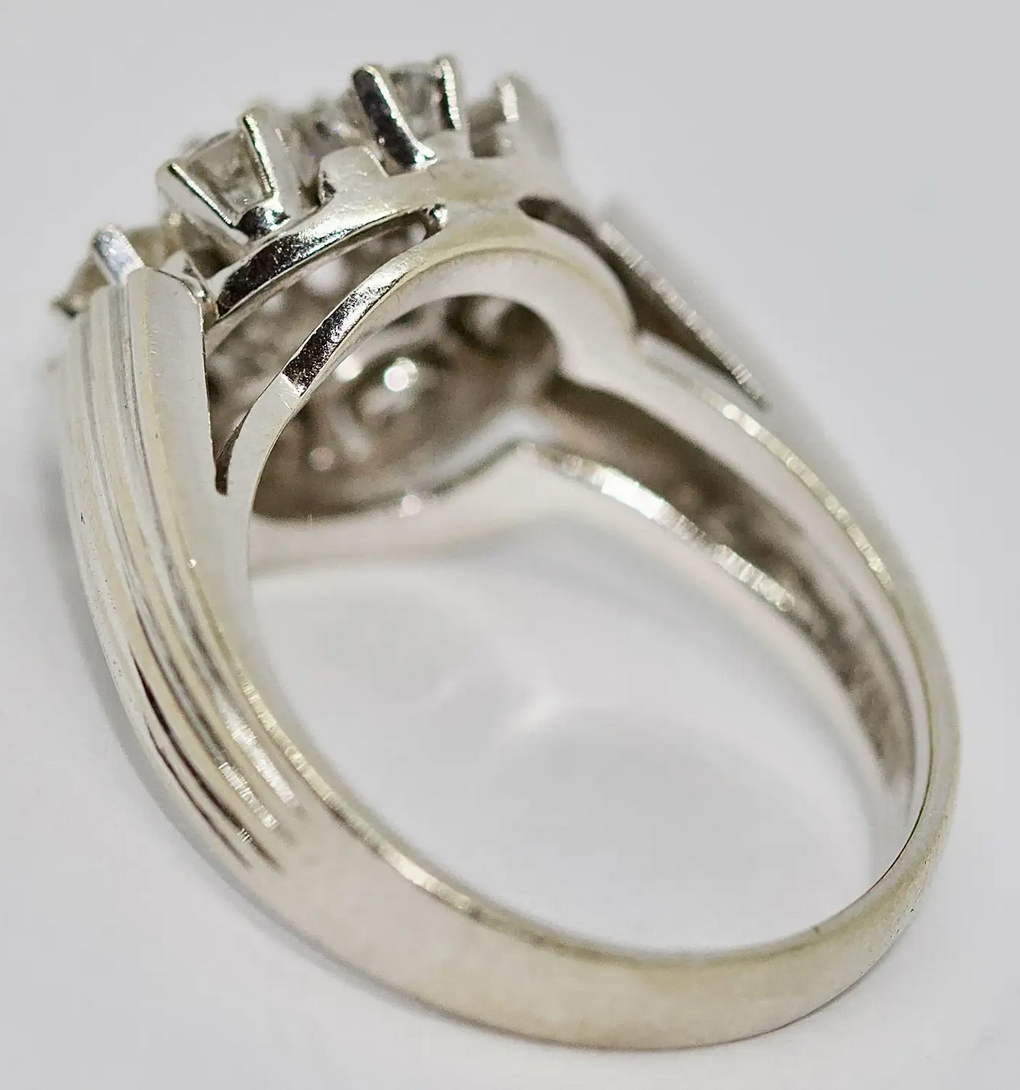 Weißgoldring mit Brillanten im Cluster-Design