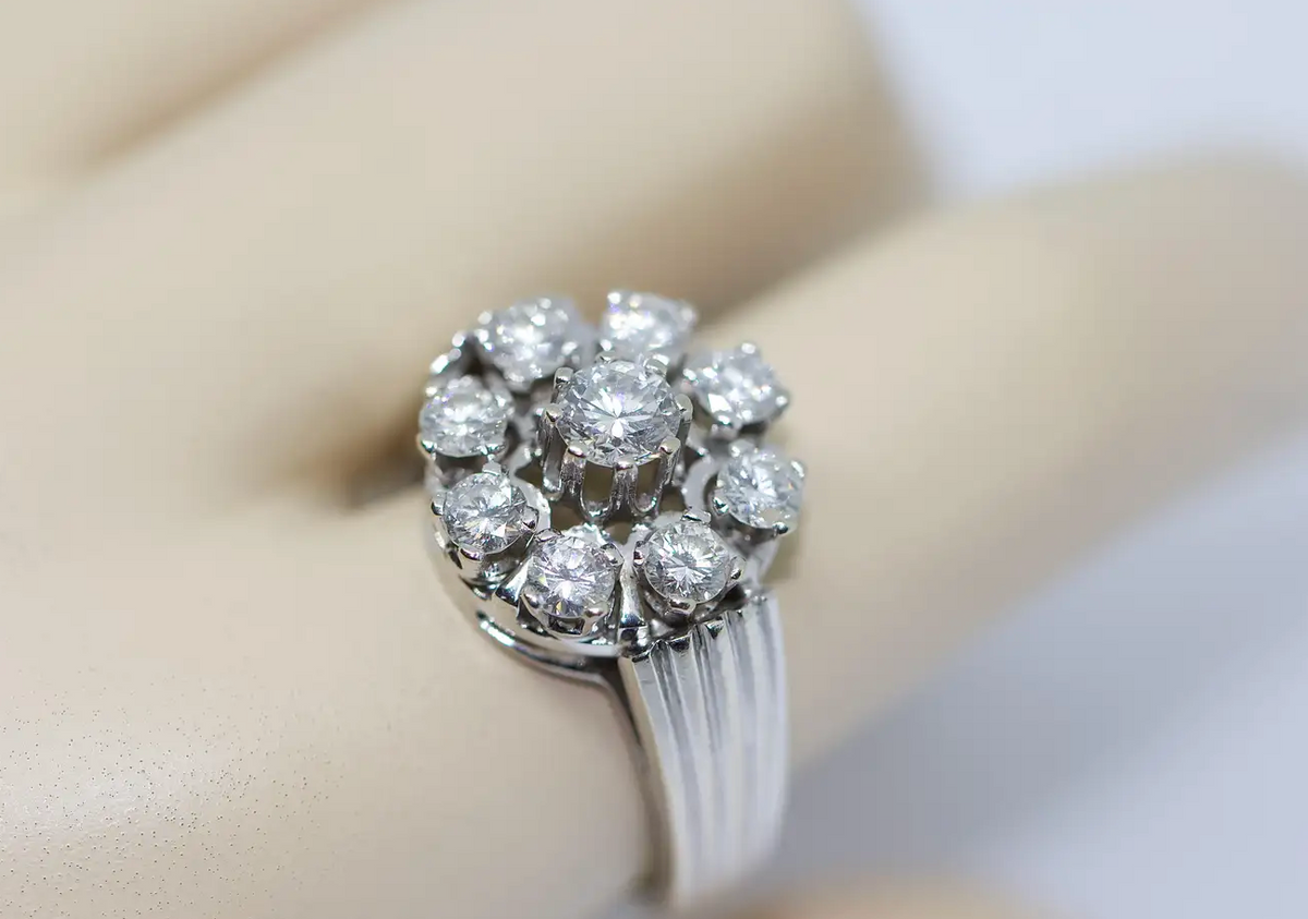Weißgoldring mit Brillanten im Cluster-Design