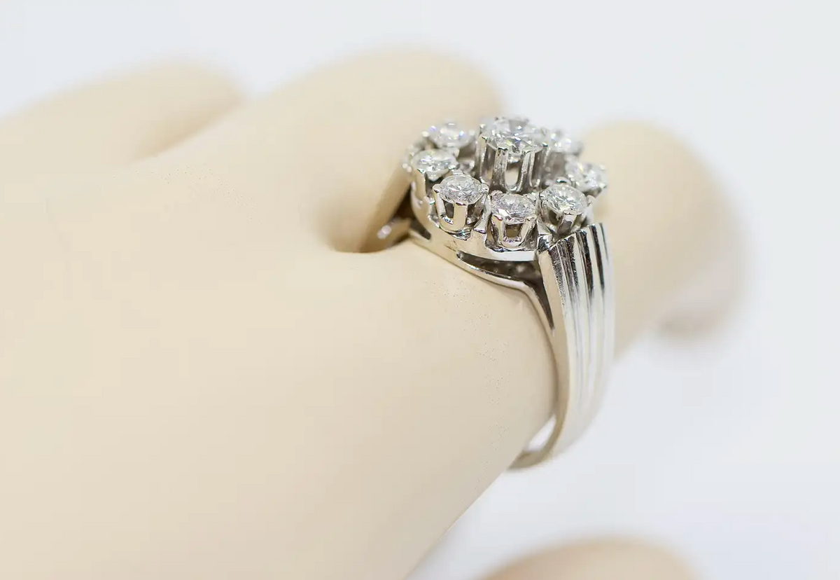 Weißgoldring mit Brillanten im Cluster-Design