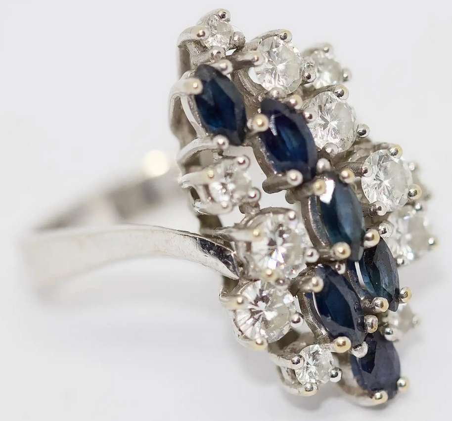 Weißgoldring mit Saphiren und Diamanten