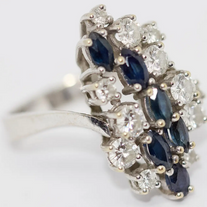 Weißgoldring mit Saphiren und Diamanten