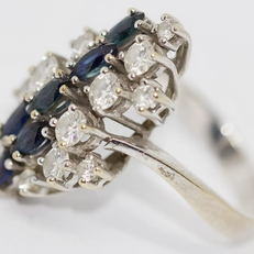 Weißgoldring mit Saphiren und Diamanten