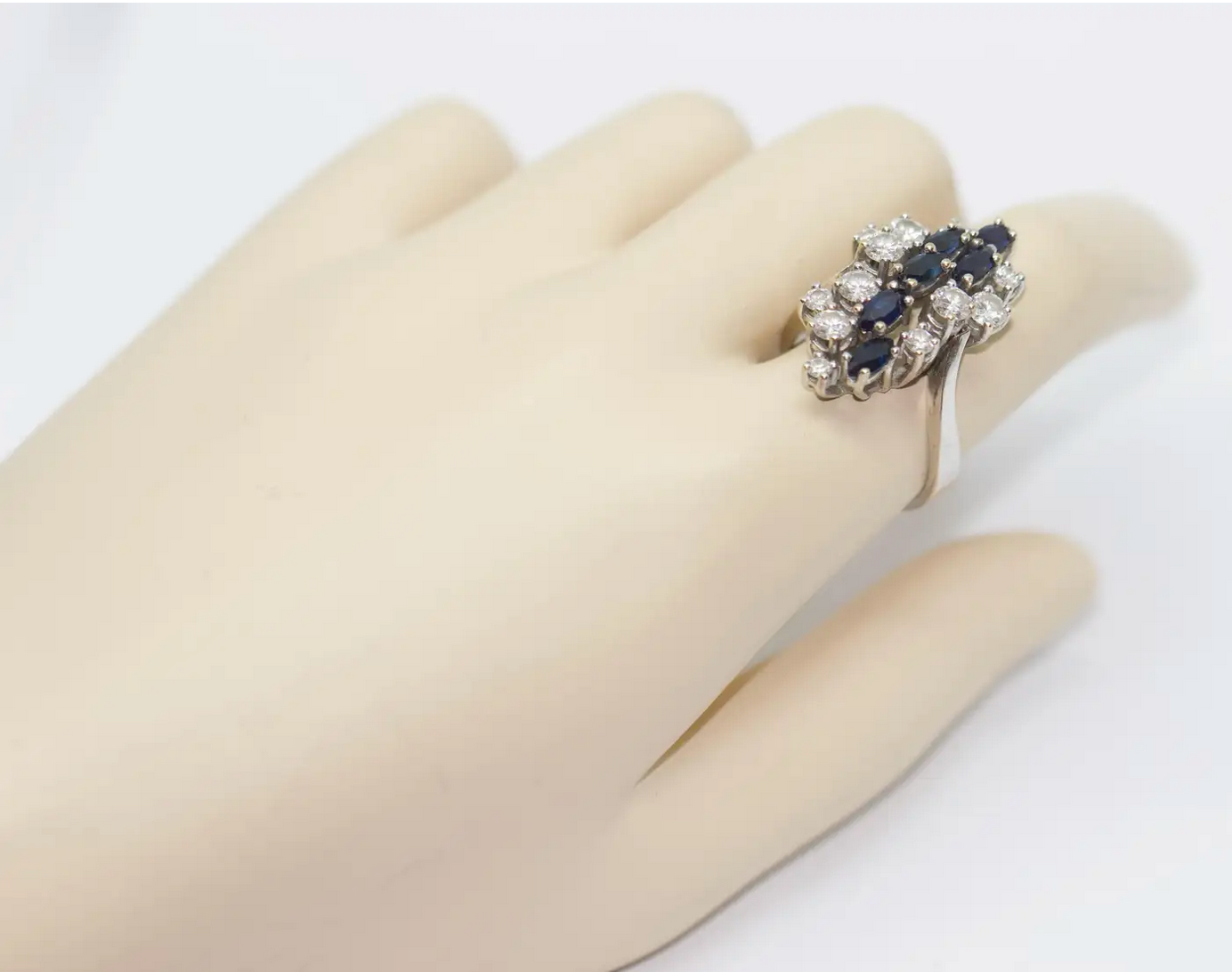 Weißgoldring mit Saphiren und Diamanten