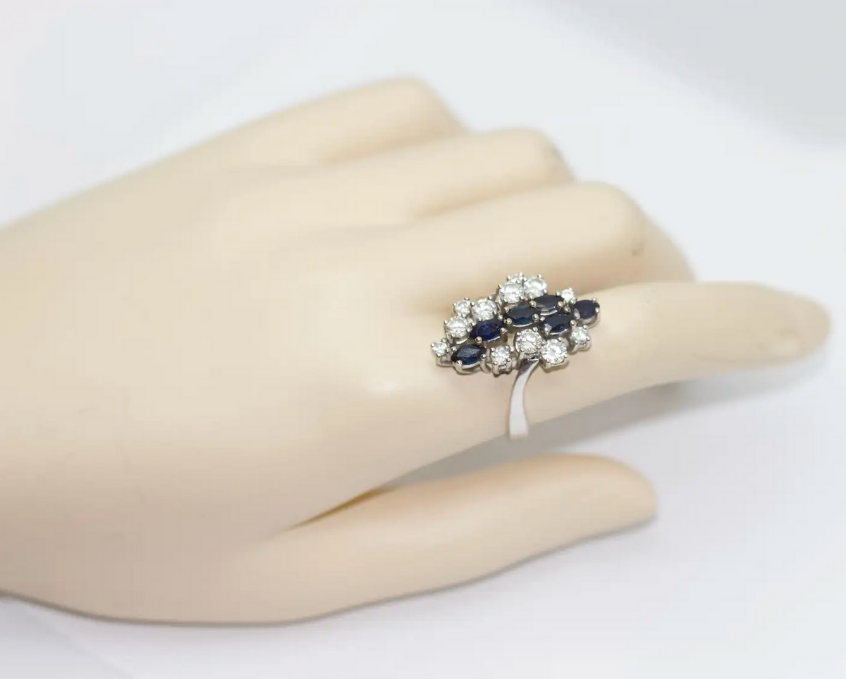 Weißgoldring mit Saphiren und Diamanten