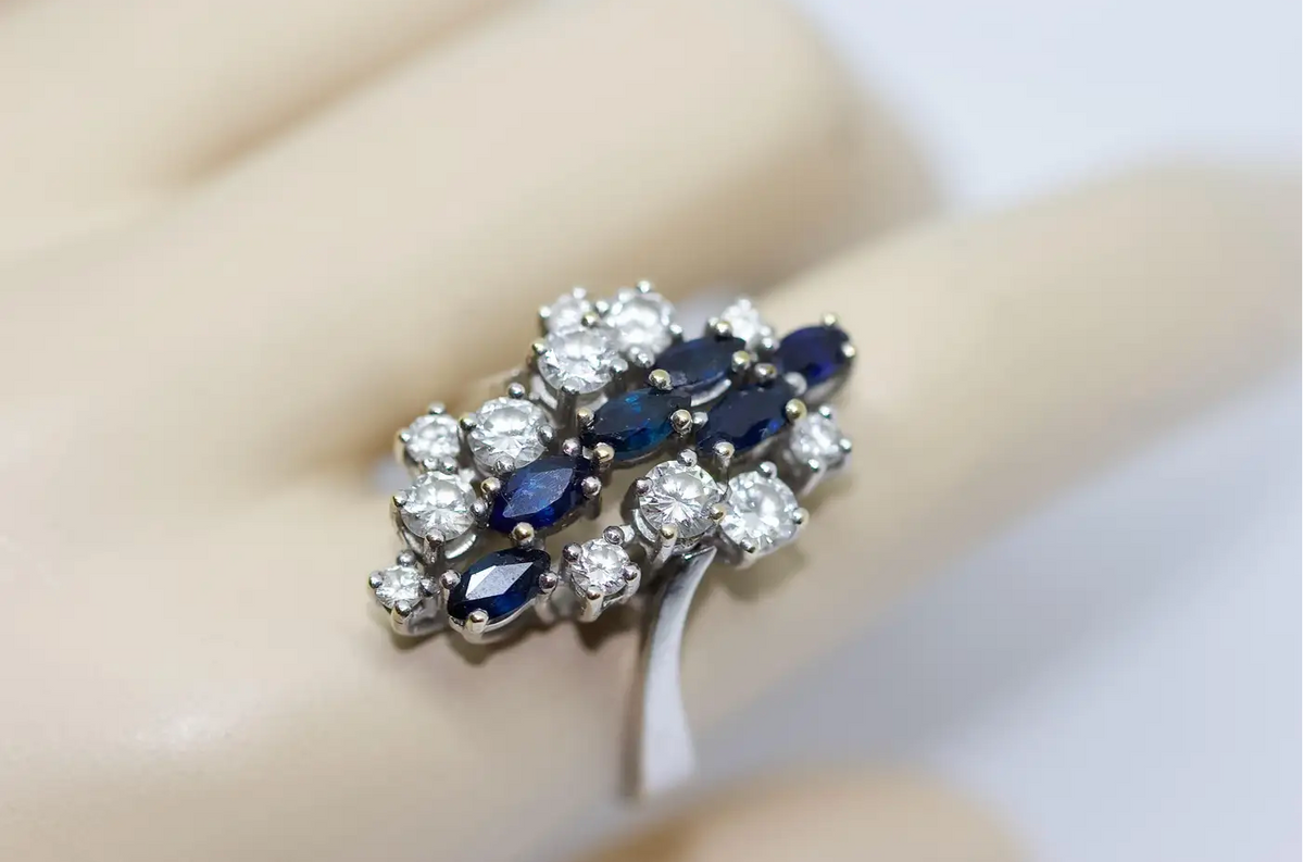 Weißgoldring mit Saphiren und Diamanten