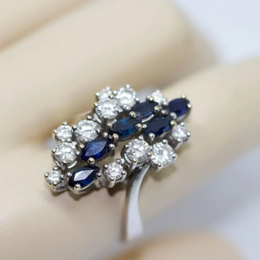 Weißgoldring mit Saphiren und Diamanten