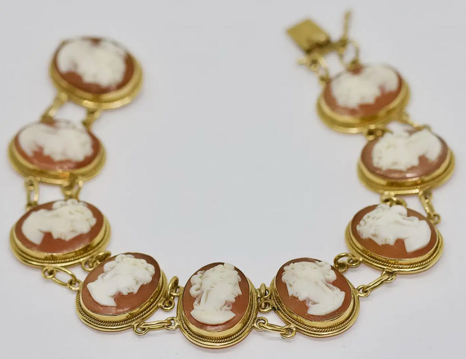 Armband aus 18 Karat Gelbgold mit handgeschnitzten Kameen