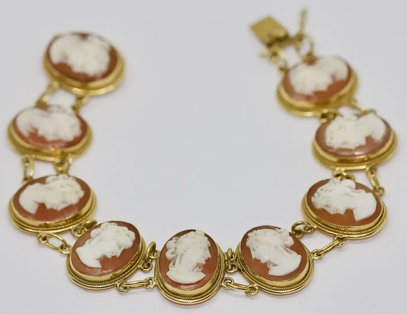 Armband aus 18 Karat Gelbgold mit handgeschnitzten Kameen