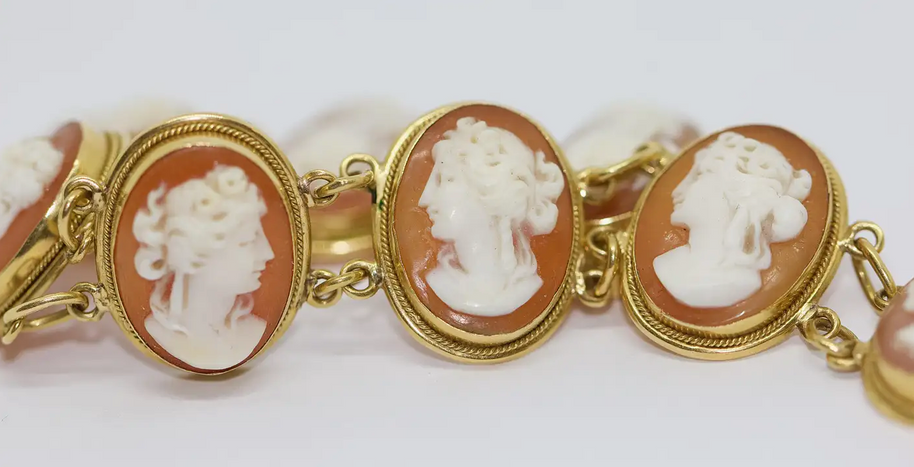 Armband aus 18 Karat Gelbgold mit handgeschnitzten Kameen