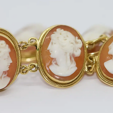 Armband aus 18 Karat Gelbgold mit handgeschnitzten Kameen